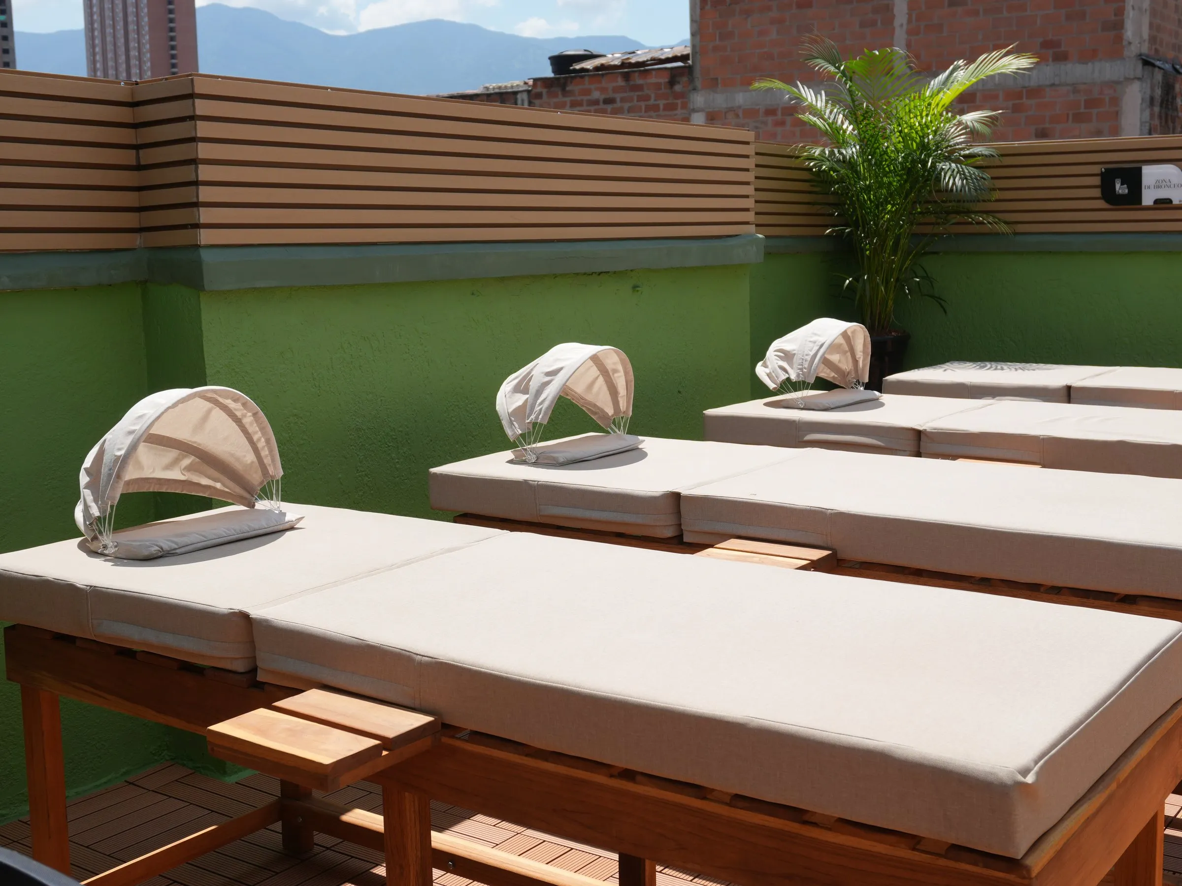 Camas de bronceado en la terraza